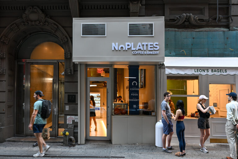 No Plates Coffee: a Perfect Grab-and-Go Moment by the Oculus