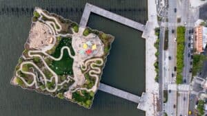NYC Roosevelt Island aerial map with park, bridge, and city views.