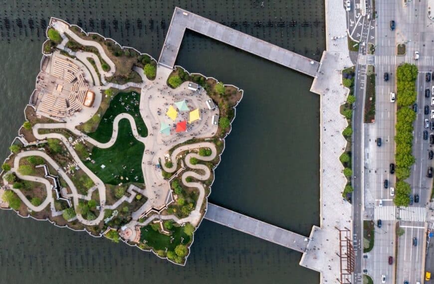NYC Roosevelt Island aerial map with park, bridge, and city views.