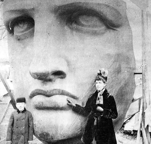 Photo: "Unpacking the Statue of Liberty in New York," 1885
