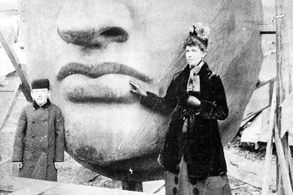 Photo: "Unpacking the Statue of Liberty in New York," 1885